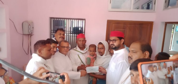 सपा प्रमुख ने दिखाया दरियादिल,  हत्यारीन मां के बच्चो को भेजा चेक