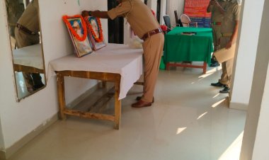 बिरनो थानाध्यक्ष ने महात्मा गाँधी और पुर्व प्रधानमंत्री लाल बहादुर शास्त्री  पर किया पुष्प अर्पित