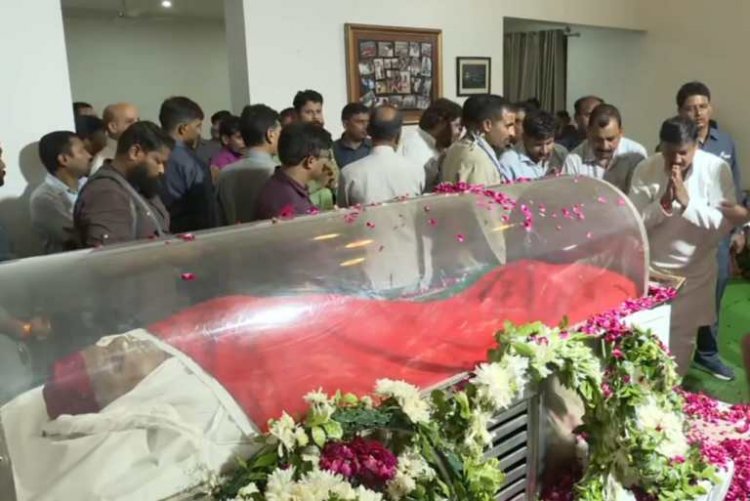 विधायक डा वीरेंद्र यादव ने सैफई पहुंच कर संरक्षक मुलायम सिंह यादव को श्रद्धांजलि दी