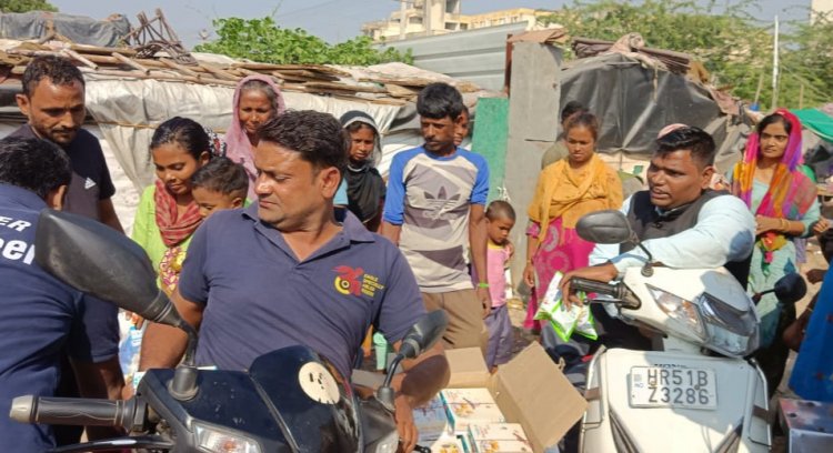 ईगल स्पेशिएली एबल्ड राइडर्स द्वारा दीवाली पर ज़रूरतमंद बच्चो में मिठाई का वितरण 