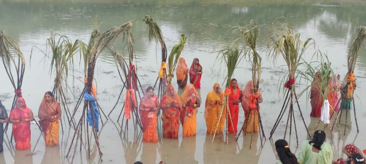डुबते सुर्य को ब्रती महिलाओं ने दिया अर्घ