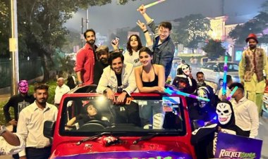 दिल्ली में एक और हिट शो! अपनी फिल्म की रिलीज से पहले प्रचार के लिए दिल्ली शहर में रॉकेट गैंग का दौरा