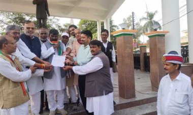कांग्रेसियों ने सौंपा ज्ञापन