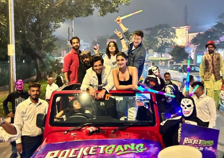 दिल्ली में एक और हिट शो! अपनी फिल्म की रिलीज से पहले प्रचार के लिए दिल्ली शहर में रॉकेट गैंग का दौरा