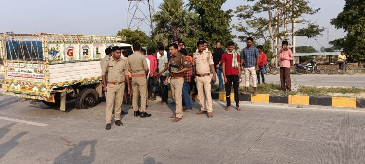 पिकअप और कंटेनर में जोरदार टक्कर 5 घायल