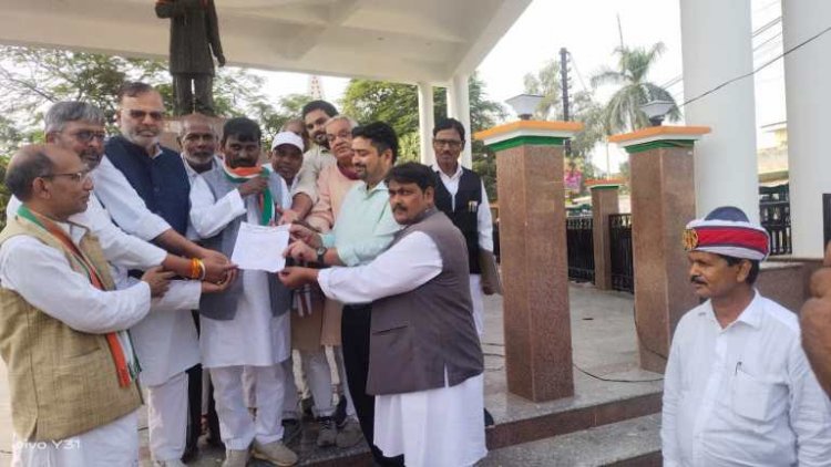 कांग्रेसियों ने सौंपा ज्ञापन