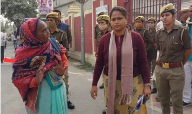 आंखों में आंसू और हाथों में दो लाख रुपए लेकर  एडीएम कोर्ट पहुंची बुजुर्ग महिला