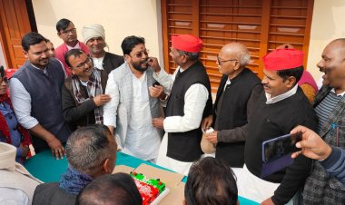 समाजवादियों ने मनाया डिम्पल यादव का 46 वां जन्मदिन