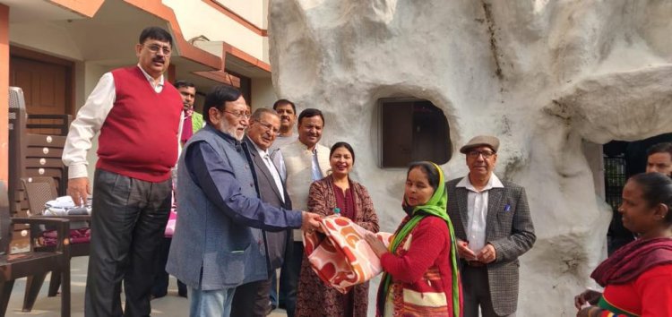 लक्ष्मी नारायण मंदिर समिति ने किया कंबल, वस्त्र व भोजन का वितरण