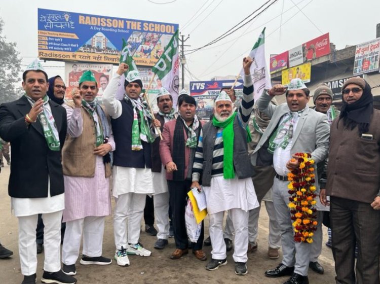 रालोद कार्यकर्ता व किसानों ने किया पैदल मार्च