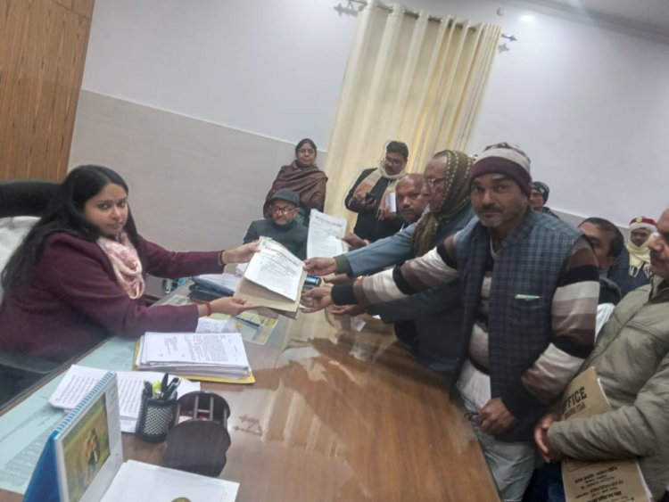 जिलाधिकारी कार्यालय पर ग्राम प्रधानों का प्रदर्शन