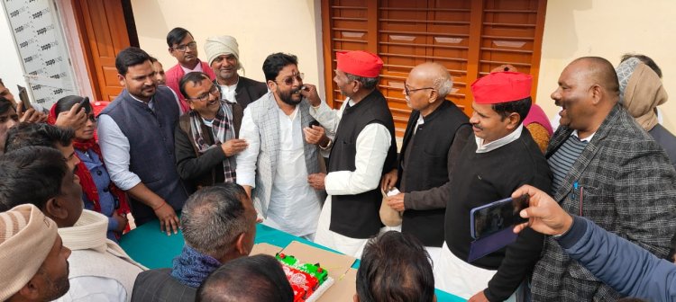 समाजवादियों ने मनाया डिम्पल यादव का 46 वां जन्मदिन