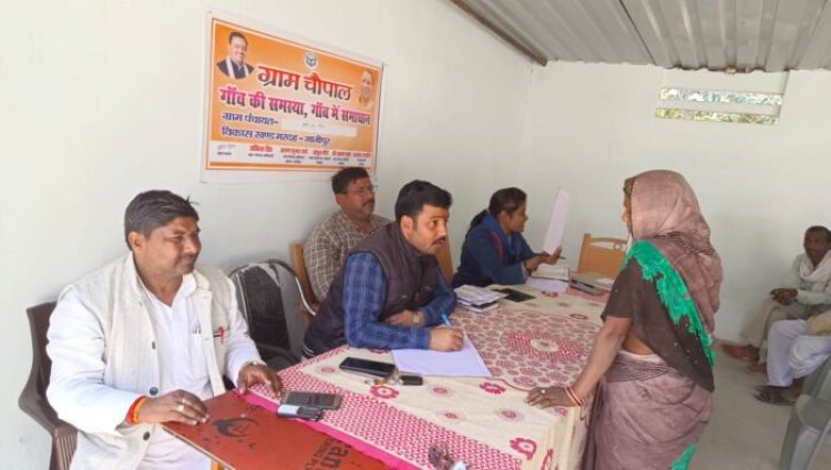 ग्राम चौपाल कार्यक्रम मे पहुंचे एडीओ पंचायत ने सुना समस्या