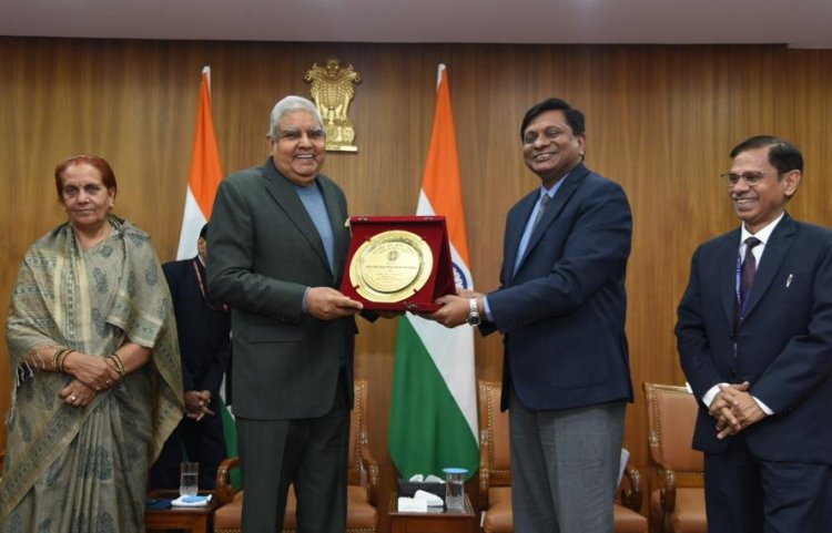 फेक नैरेटिव का डटकर मुकाबला करें आईआईएस अधिकारी : उपराष्ट्रपति