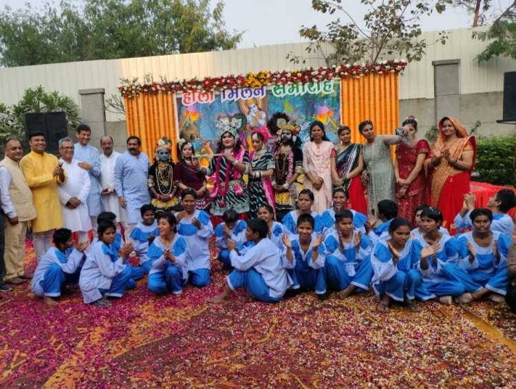 अपना घर आश्रम में महिला प्रभु जी ने मनाई होली मिलन