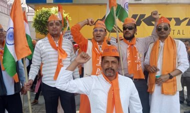 शराब घोटाले में शामिल अरविंद केजरीवाल को गिरफ्तार/बर्खास्त किए जाने की मांग को लेकर राष्ट्र निर्माण पार्टी का प्रदर्शन