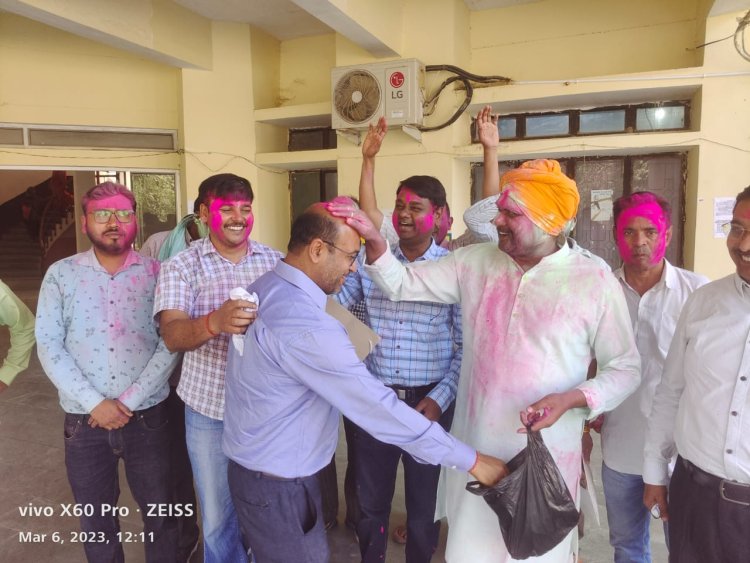 विकास भवन मे उङा गुलाल, कर्मचारीयों ने दी बधाई