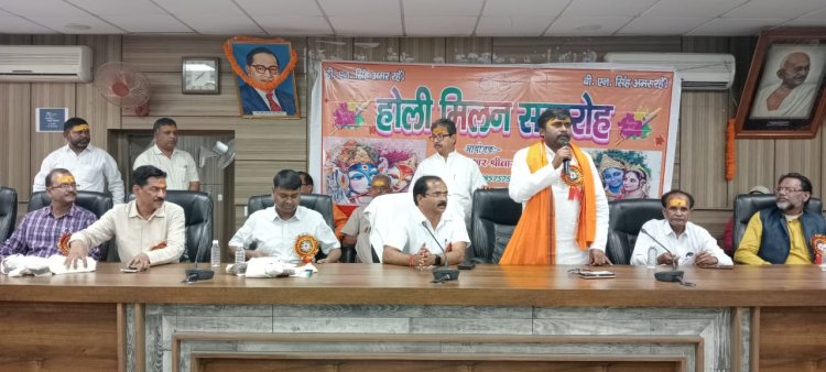 जिला पंचायत सभागार मे कर्मचारी परिषद ने उङाया गुलाल