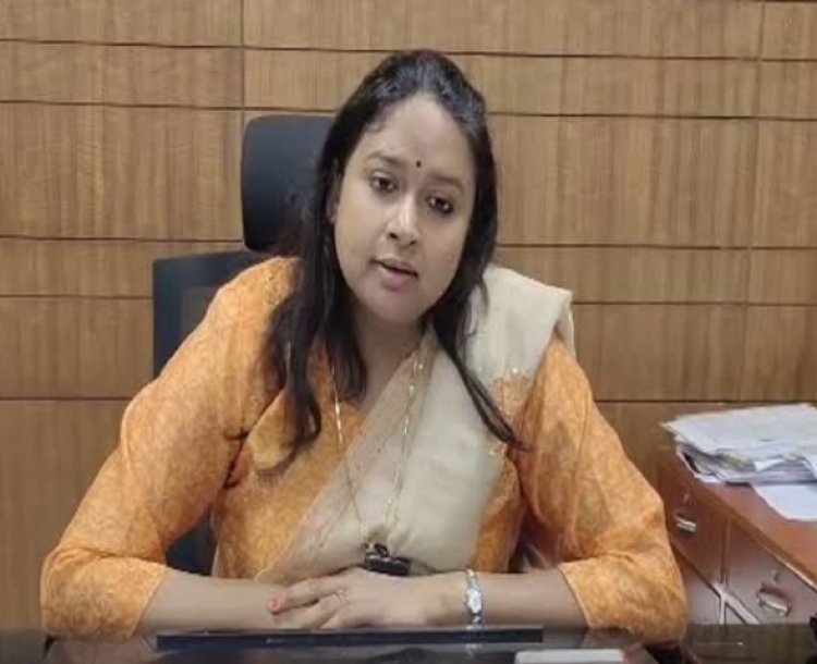 जिला अधिकारी आर्यका आखौरी ने बीएसए को फटकारा