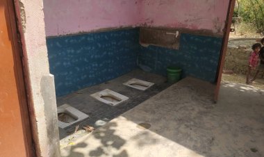 सचिव और ग्राम प्रधान की मिलीभगत से बना नजरबंद सामुदायिक शौचालय