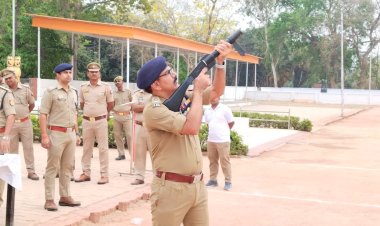 पुलिस अधीक्षक ने दंगा नियंत्रण हथियारों को जांचा 