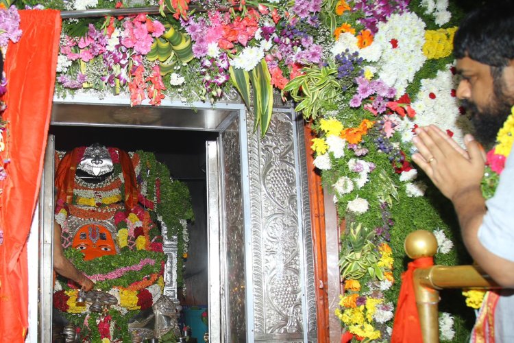 आदिपुरुष के लिए आशीर्वाद लेने कर्मघाट हनुमान मंदिर पहुंचे निर्देशक ओम राउत