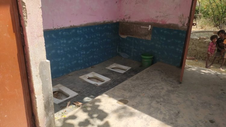 सचिव और ग्राम प्रधान की मिलीभगत से बना नजरबंद सामुदायिक शौचालय