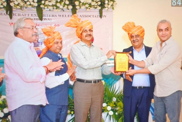 यमुना प्राधिकरण के सीईओ में निर्यातकों को अवार्ड देकर किया सम्मानित