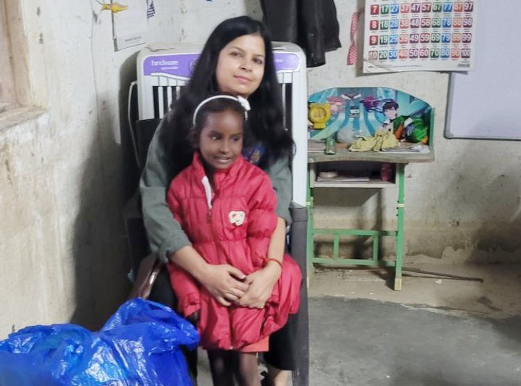 ईएमसीटी की ज्ञान शाला के बच्चो और क़रीब 400 झुग्गियों में रहने वाले ज़रूरतमंद लोगो को बाटे गए कपड़े।