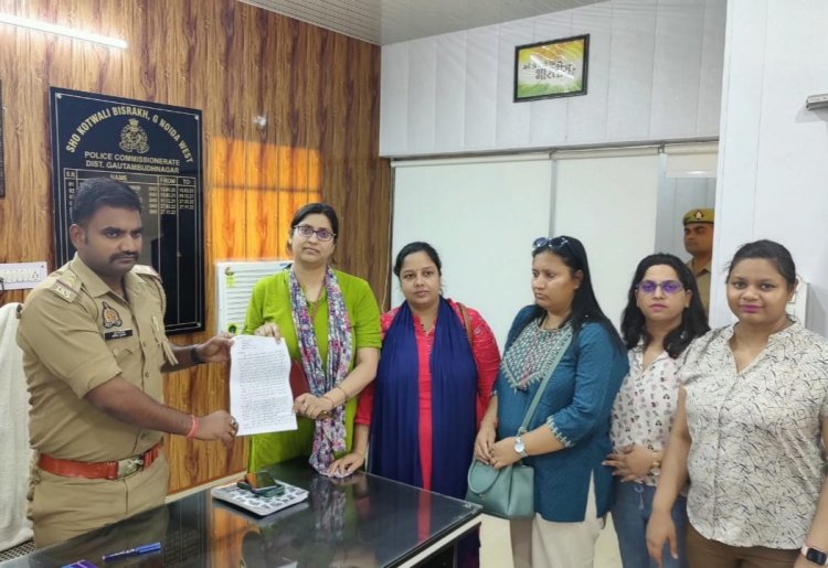 गौर सिटी बिल्डर द्वारा 14 एवेन्यू में चल रहे प्ले स्कूल, क्रच की बिजली काटने के विरोध में निवासियों ने किया प्रदर्शन