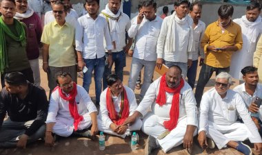 एमएलसी चंचल और पूर्व चेयरमैन  के खिलाफ सपाई बैठे धरने पर