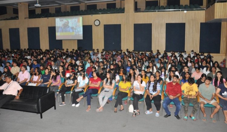 एमिटी विश्वविद्यालय के हजारों छात्रों ने सुनी प्रधानमंत्री मोदी के ‘मन की बात’