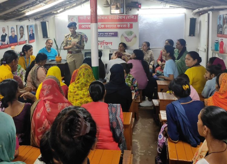 बालिकाओं व महिलाओं को वूमेन पावर लाइन-1090, डायल-112 हेल्पलाइन नंबर, साइबर क्राइम से बचाव की दी  जानकारी