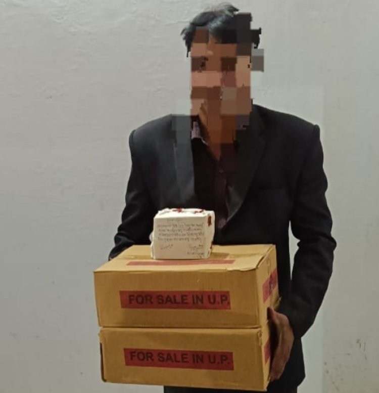 16 लीटर अवैध शराब के साथ टाई कोट वाला तस्कर गिरफ्तार