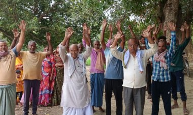 दबंग ने फर्जीवाड़ा कर पोखरी पर किया कब्जा ,ग्रामीणों ने किया प्रदर्शन