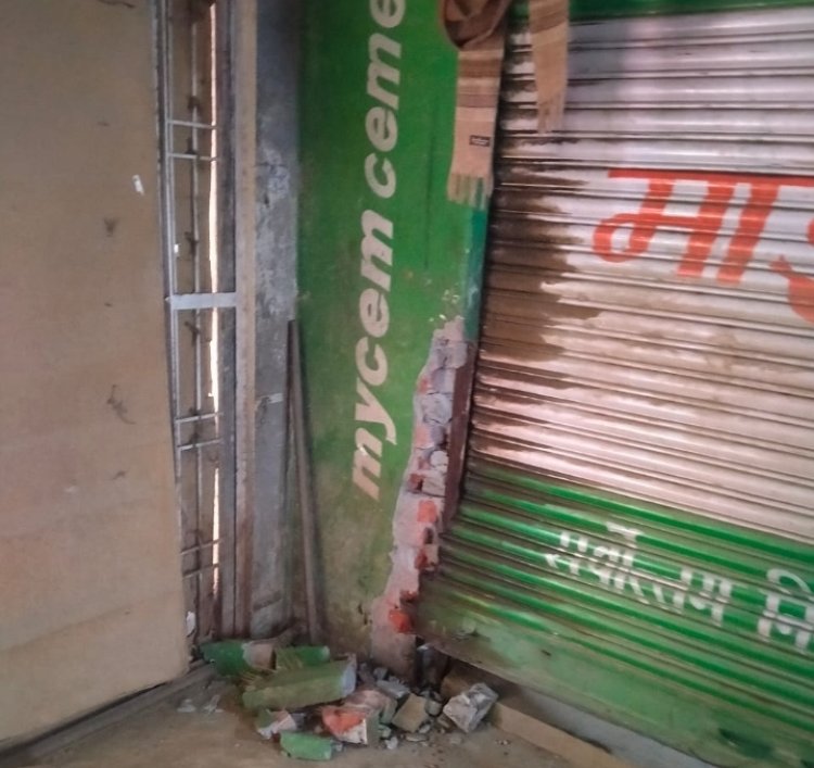 चोरो ने अंग्रेजी शराब की दुकान को बनाया निशाना