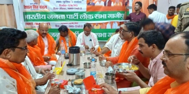 जनप्रतिनिधियों और कार्यकर्ताओं संग एम एल सी ने टिफिन बैठक कर  लोक सभा पर की चर्चा