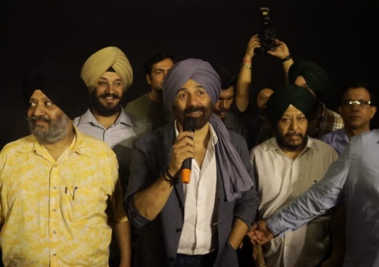 सनी देओल अपनी सबसे बड़ी ब्लॉकबस्टर 'गदर: एक प्रेम कथा' के प्रीमियर के लिए दिल्ली पहुंचे