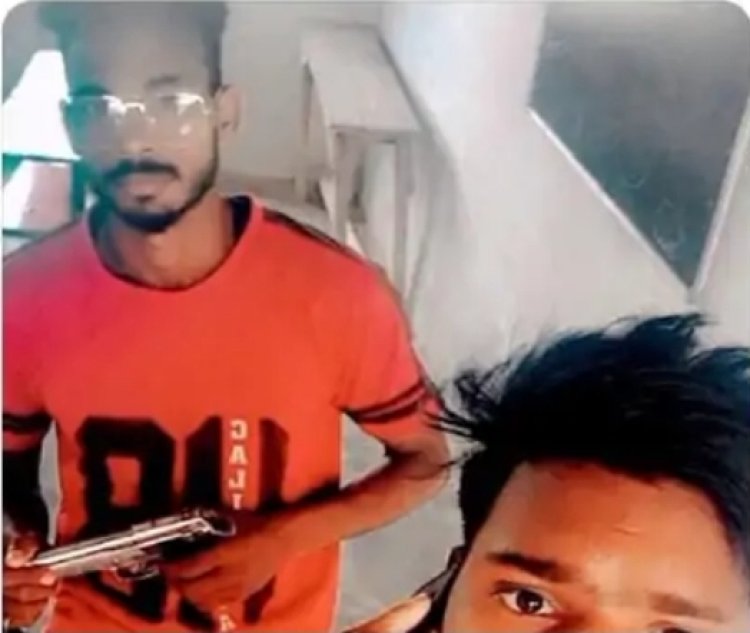 अवैध असलहा चमकाते हुए साहब आए चर्चा में, पुलिस पिछे लगी 