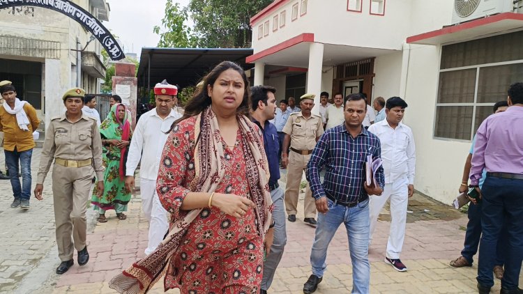 जिला अधिकारी ने किया कलेक्ट्रेट परिसर और सचिवालय का निरीक्षण दिया सख्त आदेश