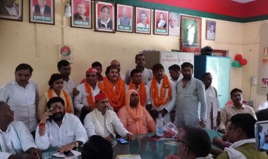 सपा कार्यालय पर हुआ मनोनित पदाधिकारियों का जोरदार स्वागत