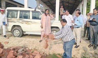 गौ संरक्षण केंद्र निर्माण में दोयम दर्जे की ईट देख भड़की डीएम ठेकेदार पर एफ आई आर दर्ज 