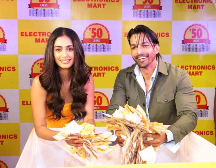 अभिनेता हर्षवर्द्धन राणे व सिनी शेट्टी ने इलेक्ट्रॉनिक्स मार्ट के लकी ड्रा के विजेताओं को 50 लाख के पुरस्कार बांटे