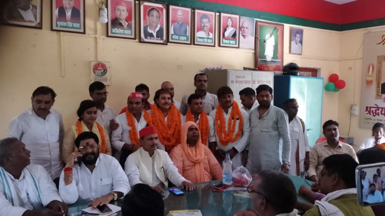 सपा कार्यालय पर हुआ मनोनित पदाधिकारियों का जोरदार स्वागत