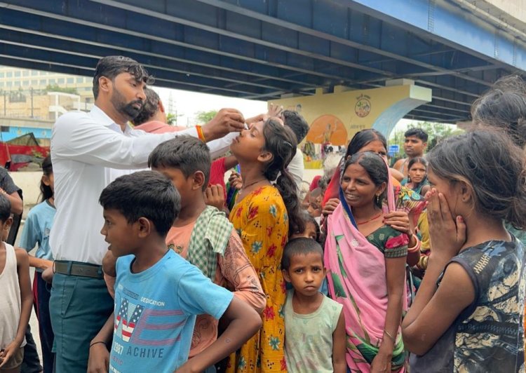 वाईएसएस फाउंडेशन ने यमुना खादर में बाढ़ पीड़ितों को कपड़ा वितरण एवं आंखों के रोग से बचने के लिए दवा का वितरण किया 