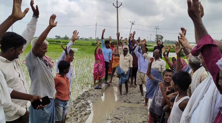 ग्रामीणों ने लगाया ग्राम प्रधान मुर्दाबाद का नारा