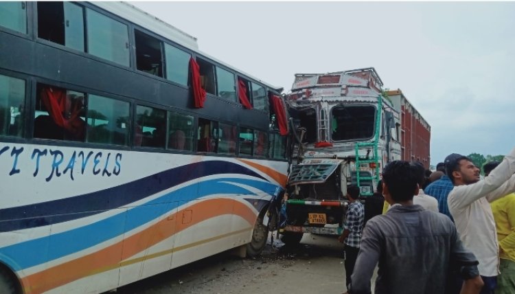 ट्रक और बस में हुआ टक्कर, ड्राइवर और खलासी घायल