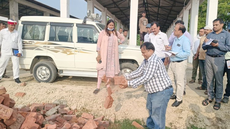 गौ संरक्षण केंद्र निर्माण में दोयम दर्जे की ईट देख भड़की डीएम ठेकेदार पर एफ आई आर दर्ज 
