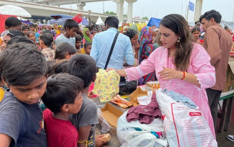 एक अधिकारी ऐसी भी- बाढ़ पीड़ितों की मदद को पहुंची सोनल गोयल, बांटे कपड़े, खाद्य सामग्री और सैनिट्री पैड