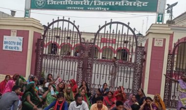 मरदह क्षेत्र के ग्रामीणों ने डीएम कार्यालय पर पहुंचकर किया प्रदर्शन